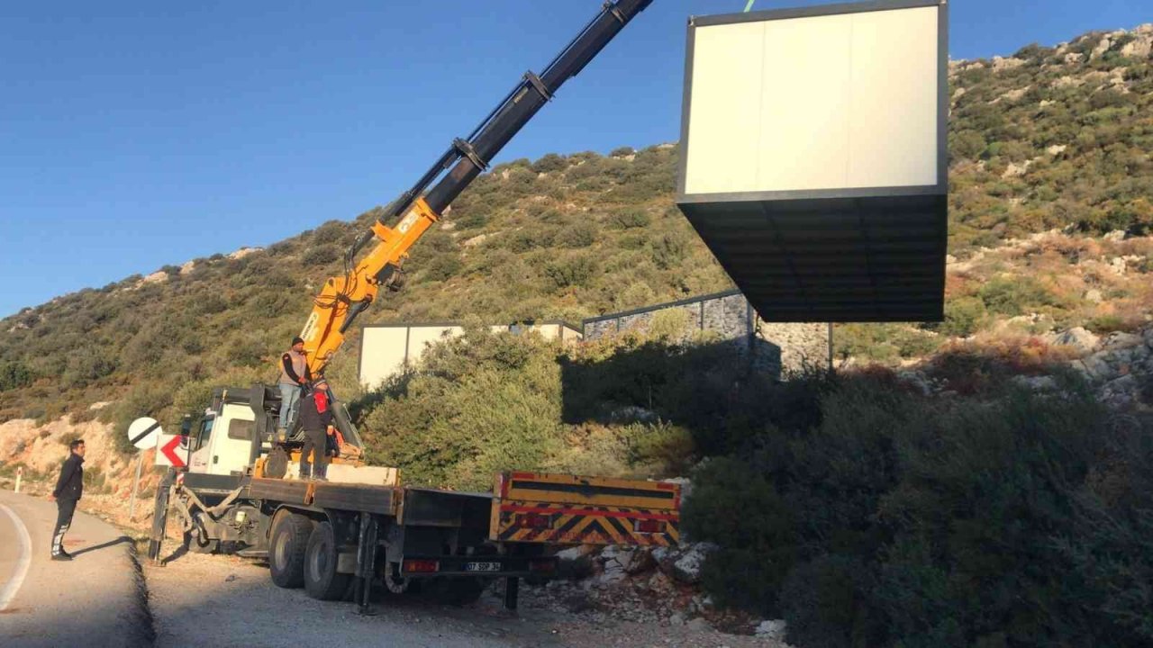 Kaş’ta doğal sit alanındaki 3 kaçak konteyner kaldırıldı