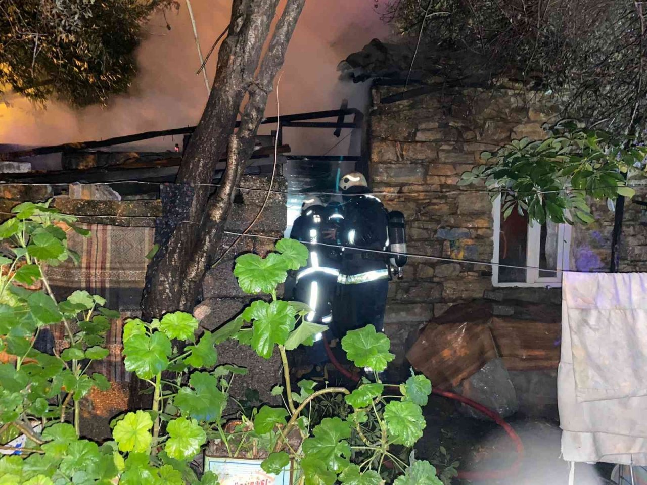 Müstakil evin odunluğunda çıkan yangın, mahalleliyi sokağa döktü