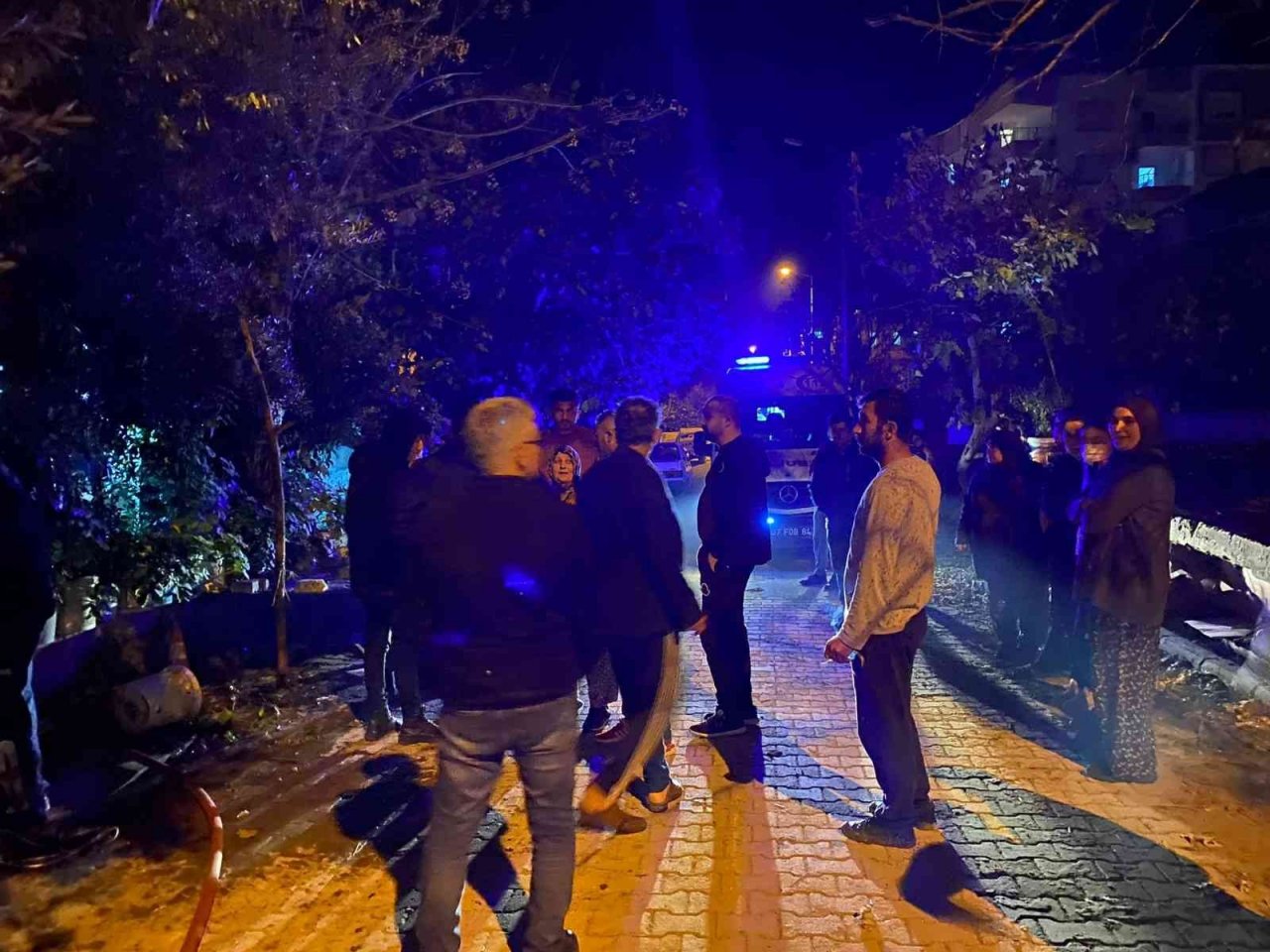 Müstakil evin odunluğunda çıkan yangın, mahalleliyi sokağa döktü