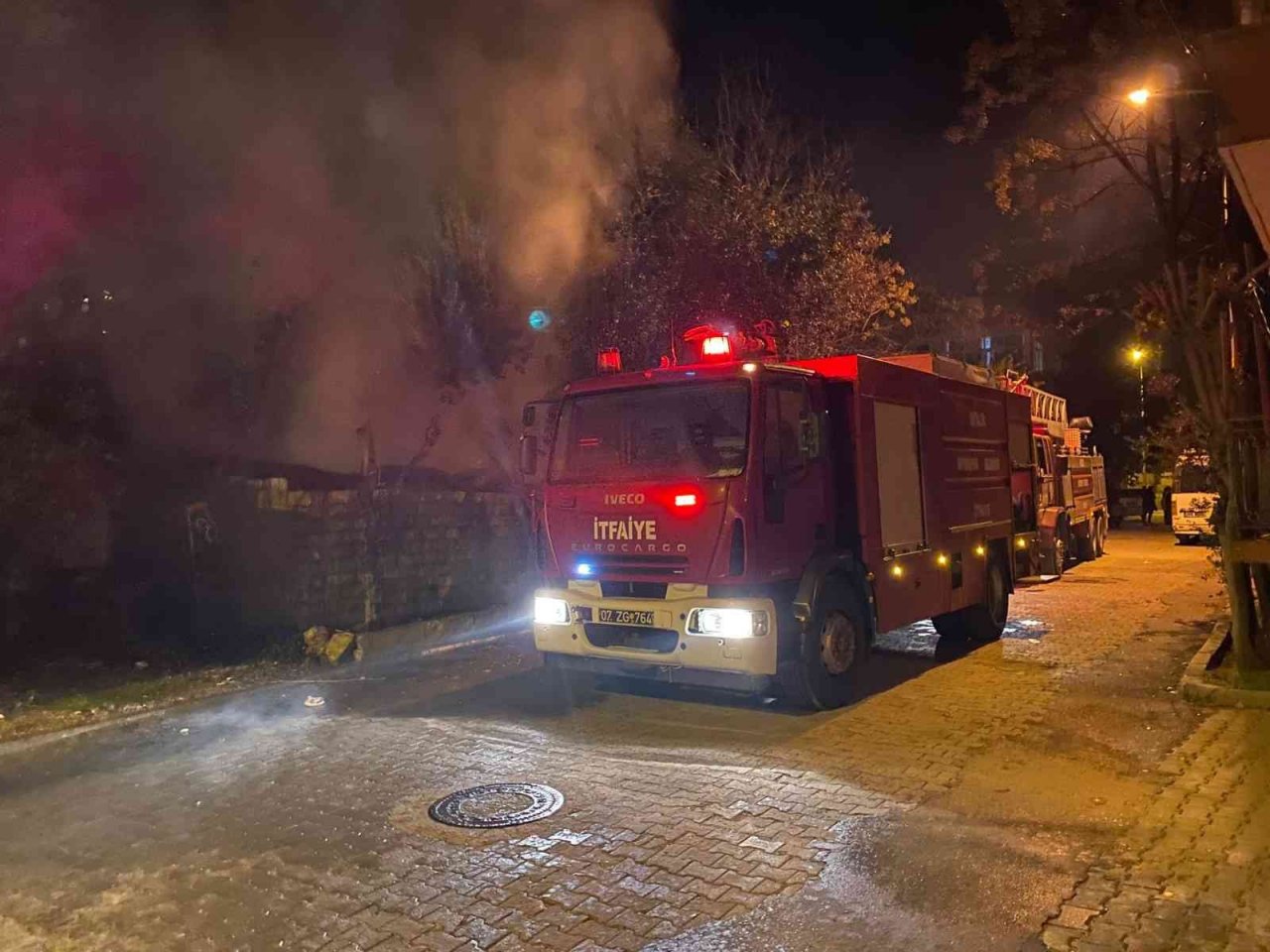 Müstakil evin odunluğunda çıkan yangın, mahalleliyi sokağa döktü