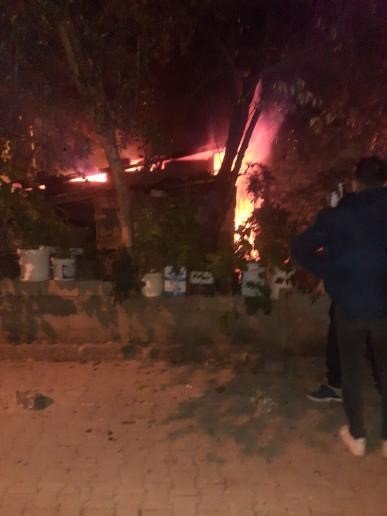 Müstakil evin odunluğunda çıkan yangın, mahalleliyi sokağa döktü