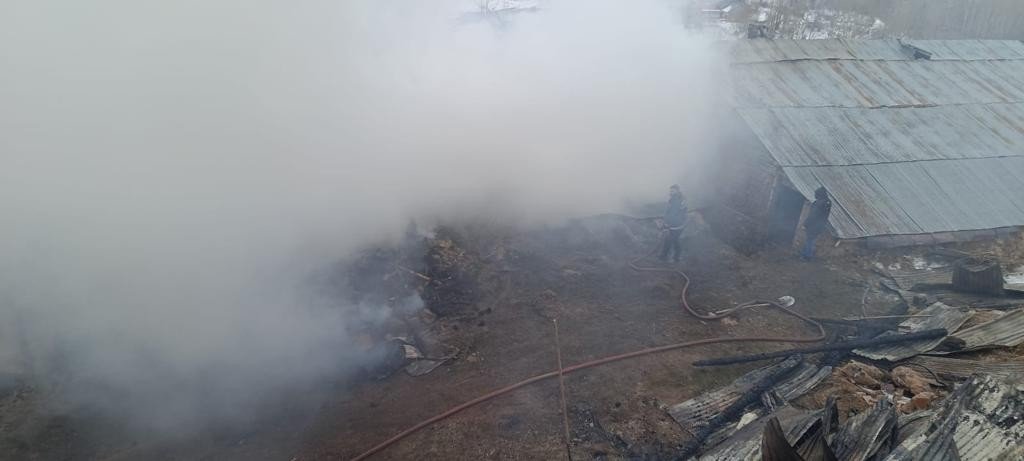 Bayburt’ta meydana gelen iki ayrı yangında 5 ev ile 1 ahırda hasar oluştu