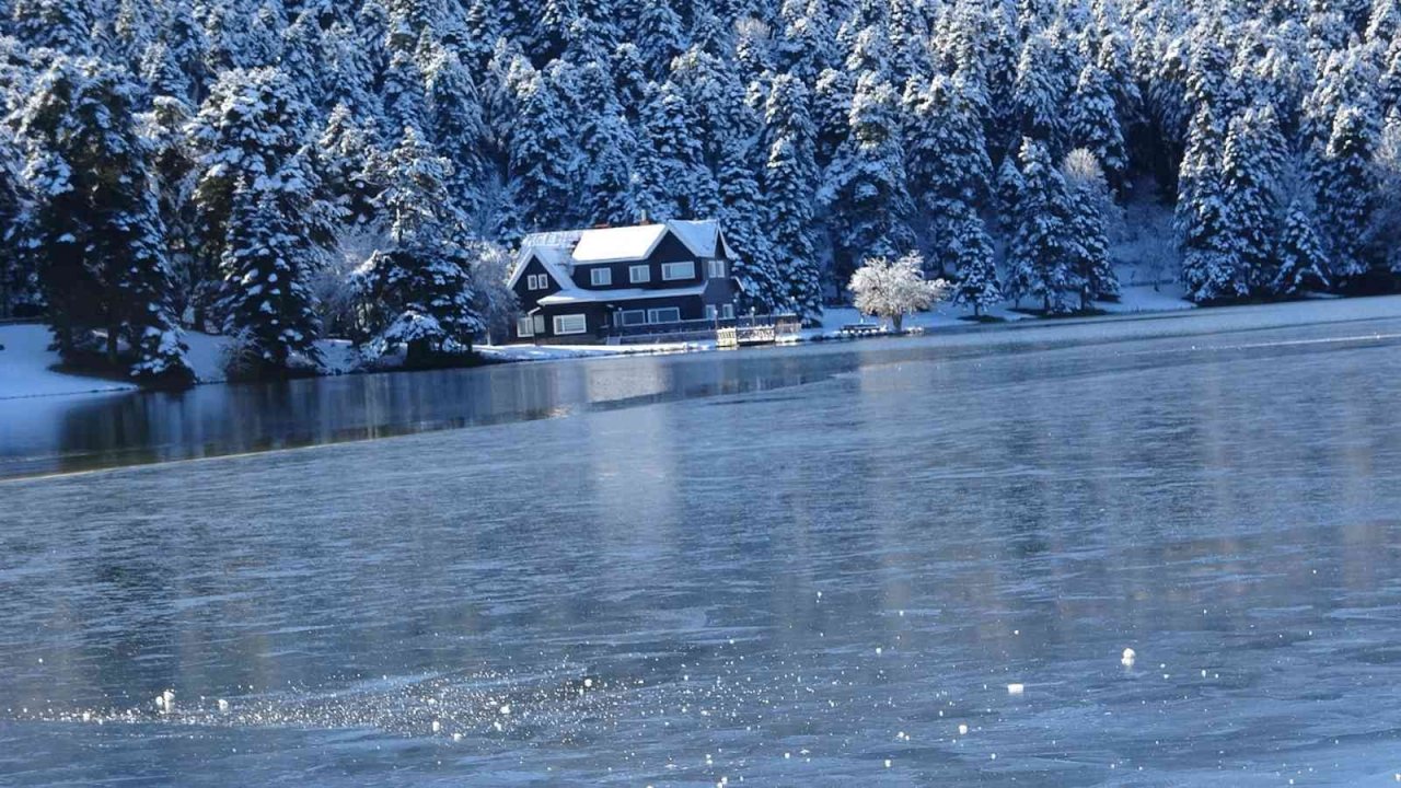 Doğa harikası Gölcük Tabiat Parkı beyaza büründü