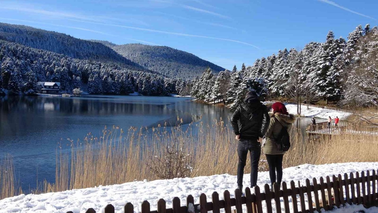 Doğa harikası Gölcük Tabiat Parkı beyaza büründü