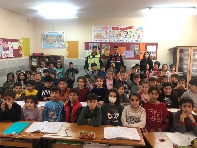 Bozyazı’da jandarmadan öğrencilere trafik eğitimi