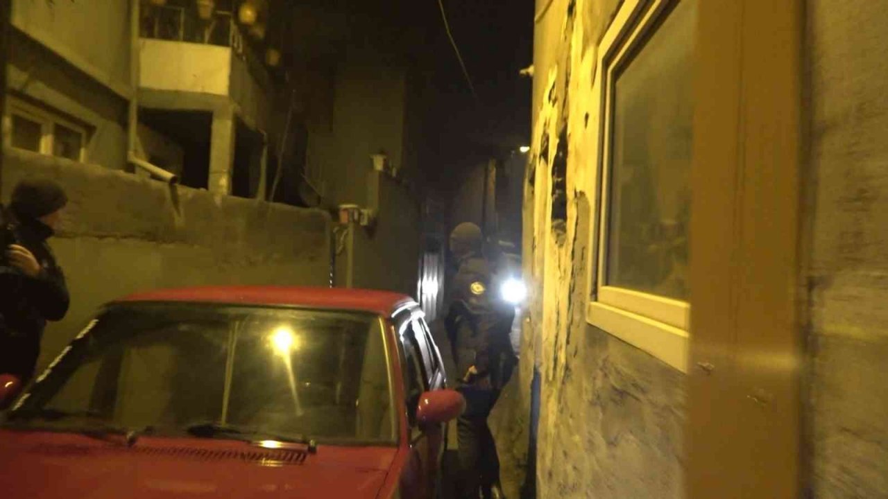 Babasının otomobiliyle kaçarken kaza yaptı, ehliyetsiz yakalandı