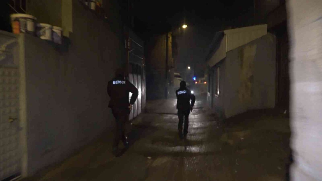 Babasının otomobiliyle kaçarken kaza yaptı, ehliyetsiz yakalandı