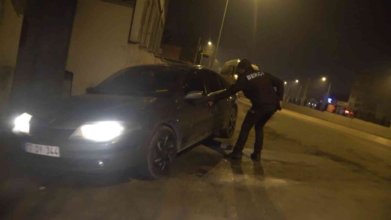 Babasının otomobiliyle kaçarken kaza yaptı, ehliyetsiz yakalandı