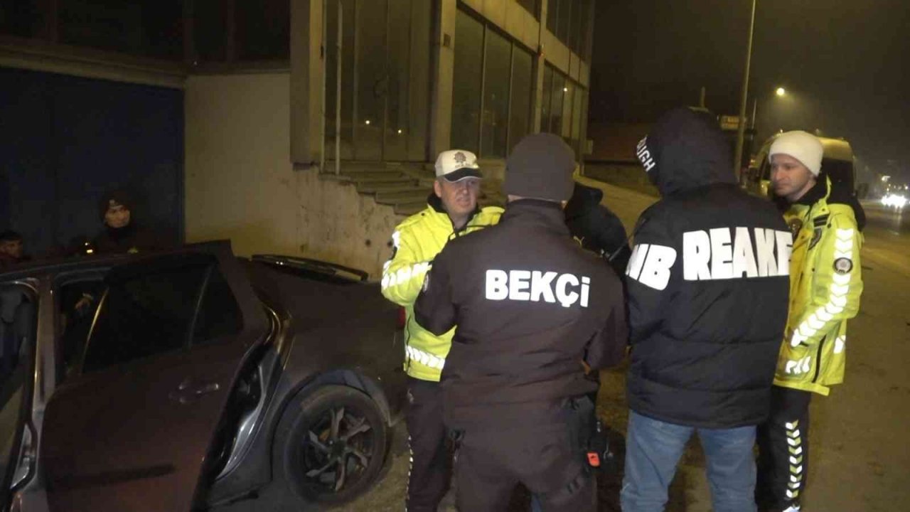 Babasının otomobiliyle kaçarken kaza yaptı, ehliyetsiz yakalandı