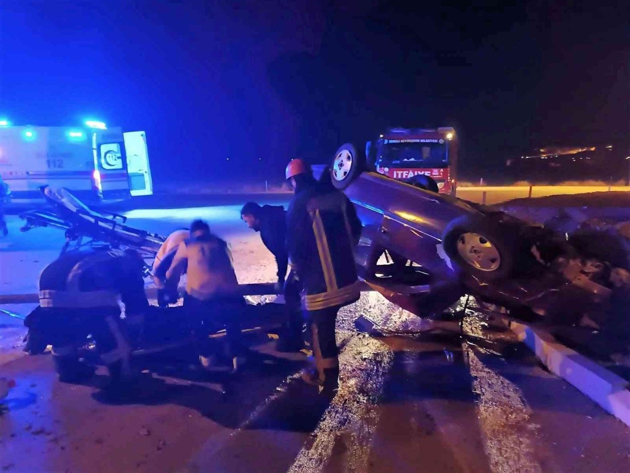 Kontrolden çıkan otomobil kavşakta takla attı: 3 yaralı