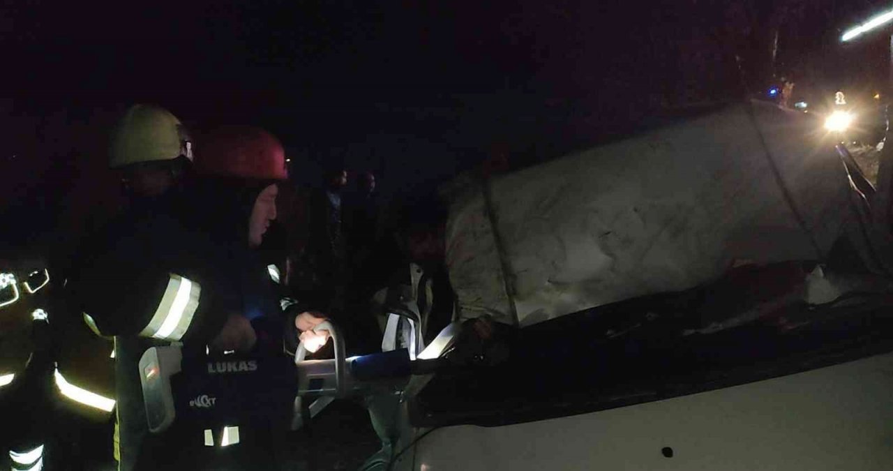 Tarlaya uçan minibüs gence mezar oldu; 1 ölü, 2 yaralı