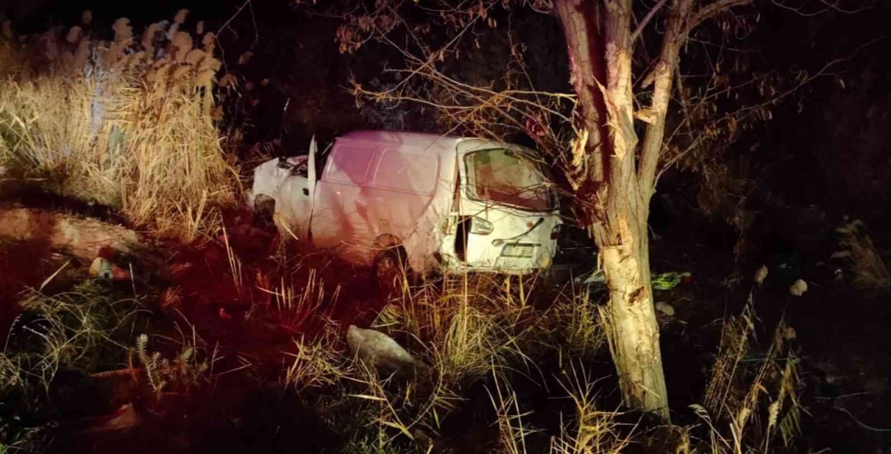 Tarlaya uçan minibüs gence mezar oldu; 1 ölü, 2 yaralı