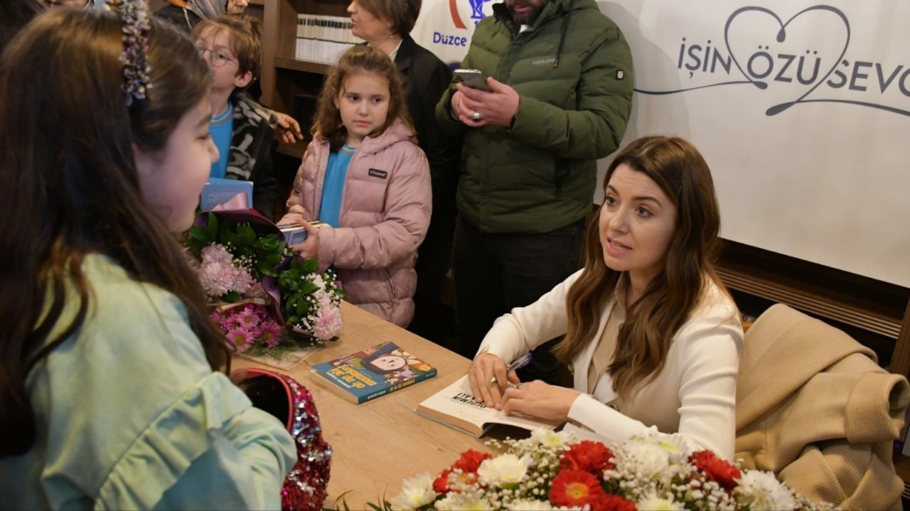 İmza günü izdihamı indirim kuyruklarını aratmadı