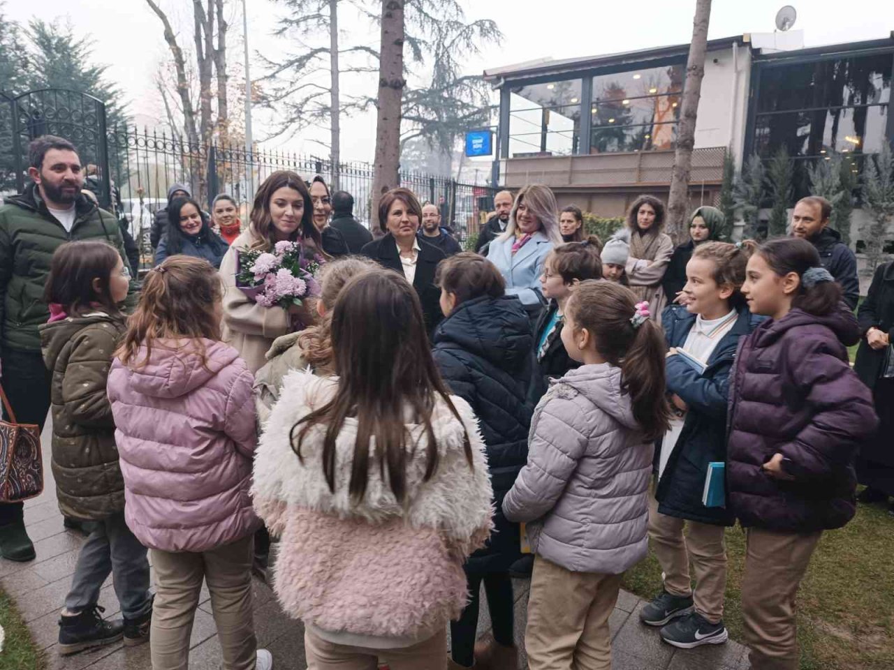 İmza günü izdihamı indirim kuyruklarını aratmadı