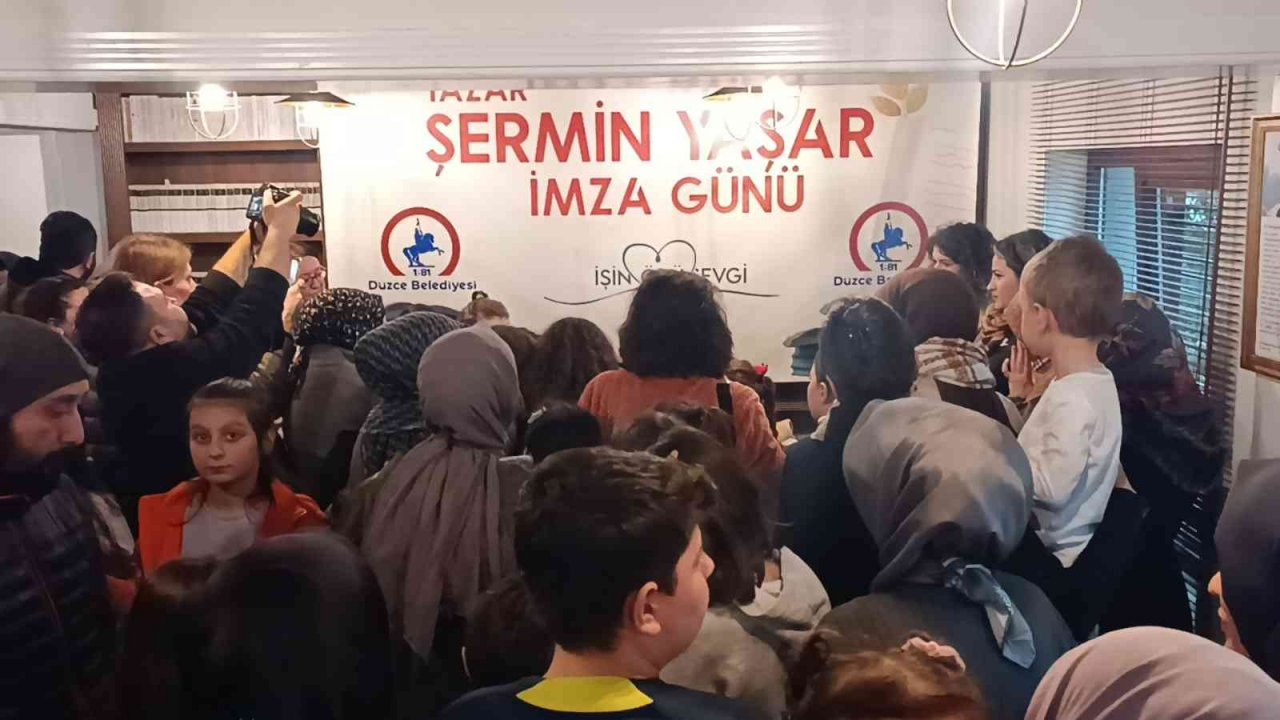 İmza günü izdihamı indirim kuyruklarını aratmadı