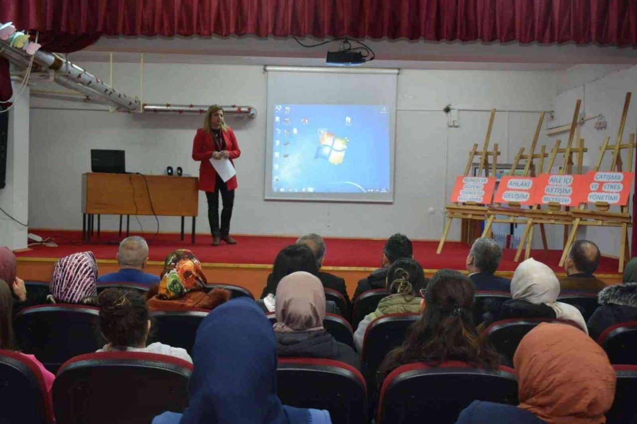 Aile okulu eğitimleri velileri çok yönlü geliştiriyor