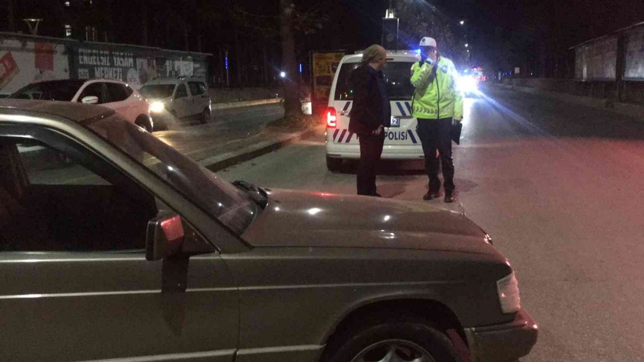 Kaza yaptı, aracı bırakıp kaçtı