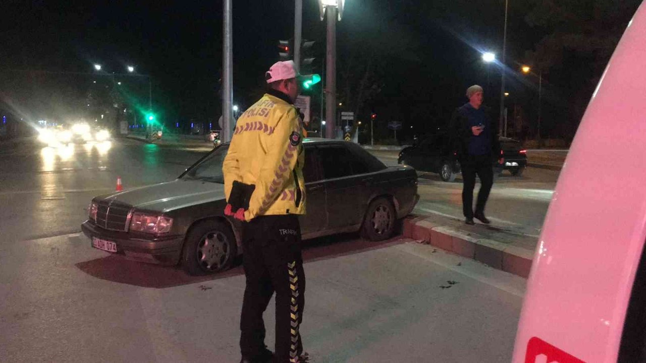 Kaza yaptı, aracı bırakıp kaçtı