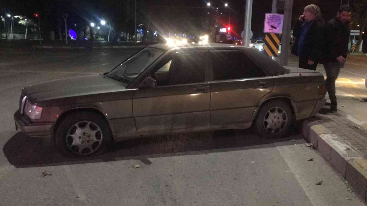 Kaza yaptı, aracı bırakıp kaçtı