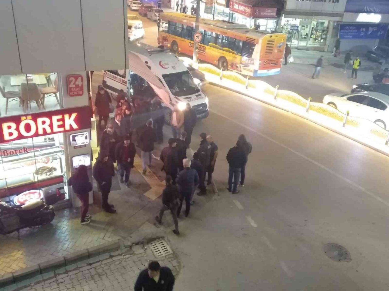 Cadde ortasında bıçaklı kavga: 1 yaralı