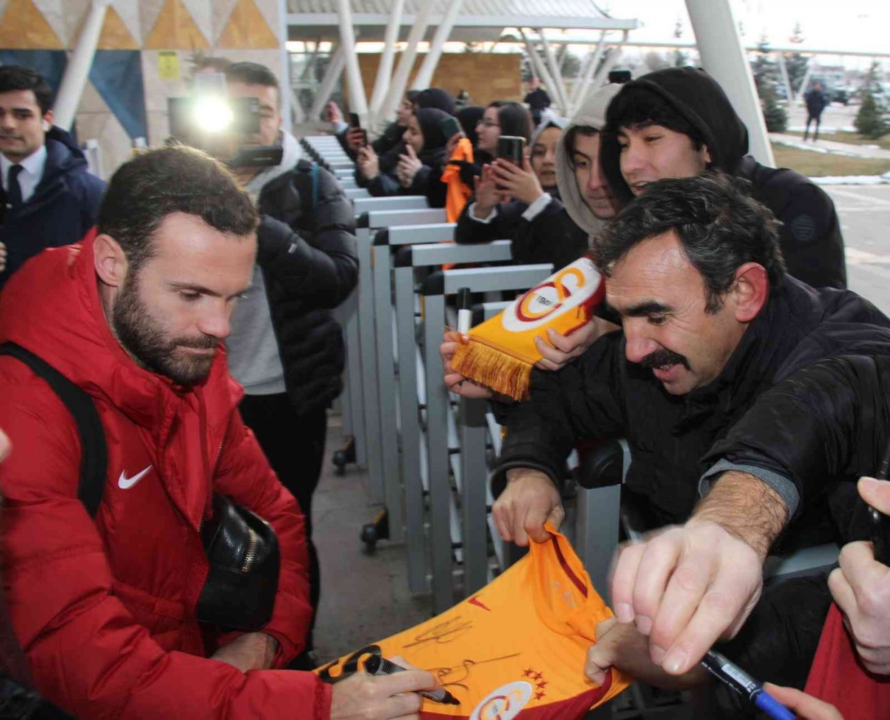 Galatasaray kafilesine Sivas’ta meşaleli karşılama