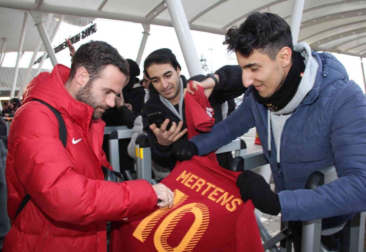 Galatasaray kafilesine Sivas’ta meşaleli karşılama