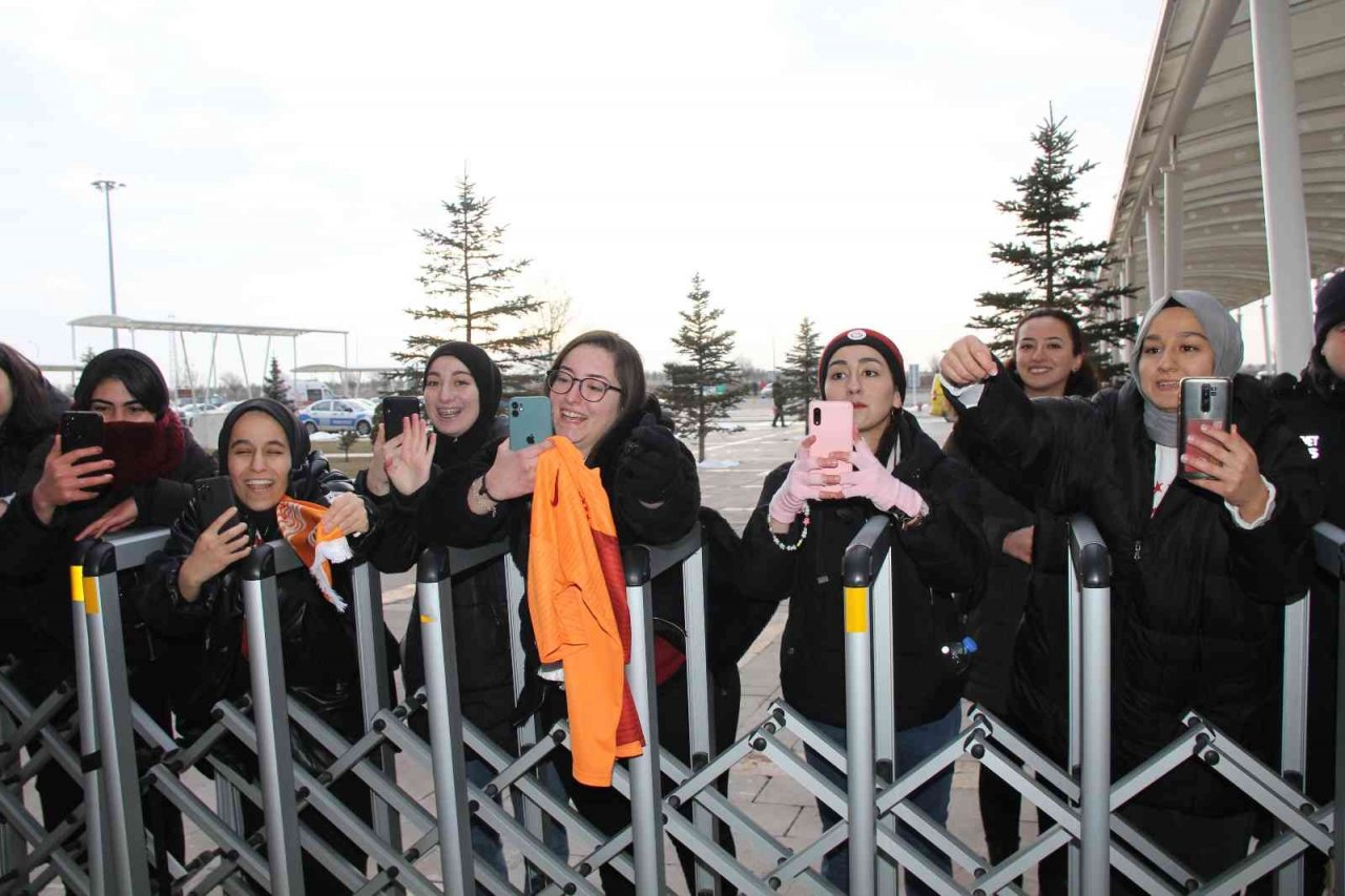 Galatasaray kafilesine Sivas’ta meşaleli karşılama