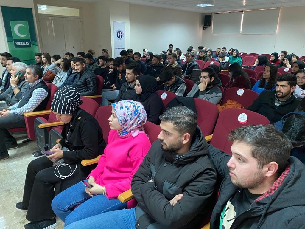 Yüksekokul öğrencilerine pazarlama ve reklam semineri