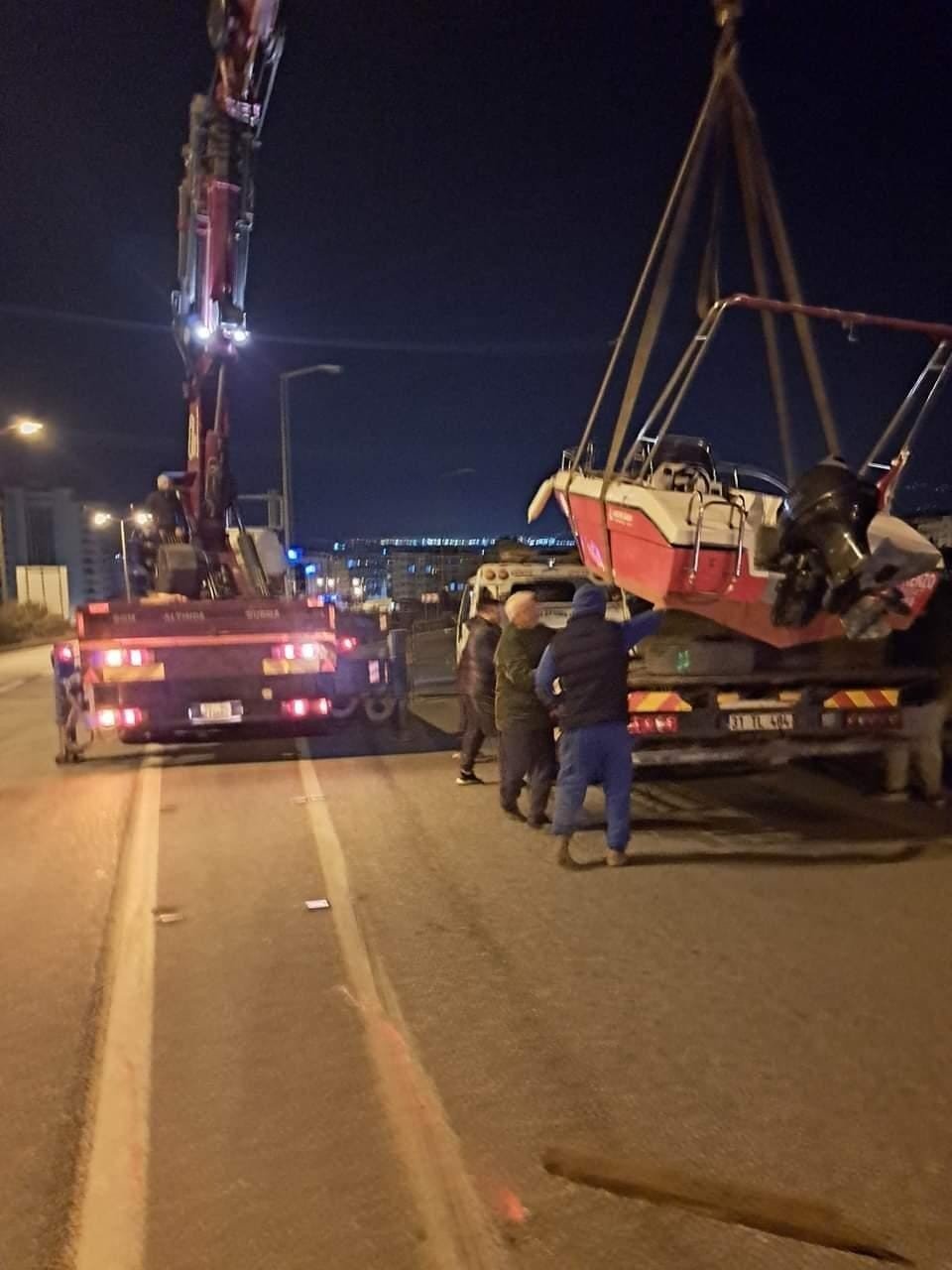 Otomobilin çektiği balıkçı teknesi karayoluna düştü