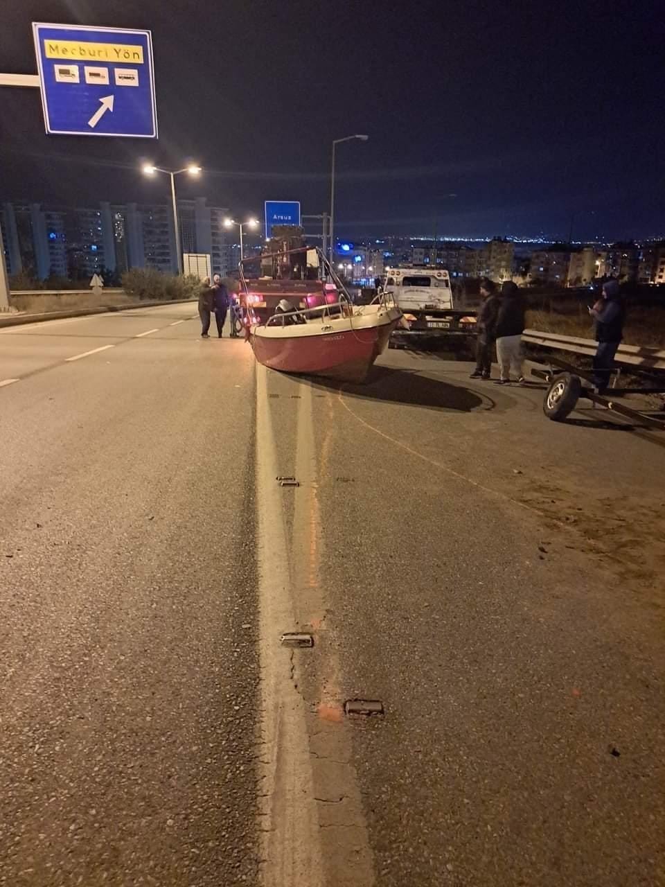 Otomobilin çektiği balıkçı teknesi karayoluna düştü