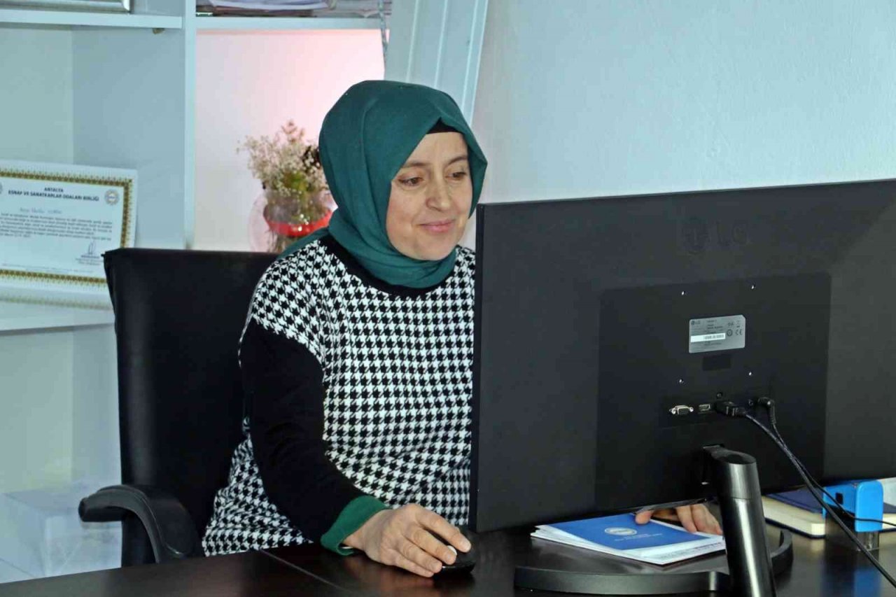 Diyeti bozan obez kedi asma tavanı çökertti