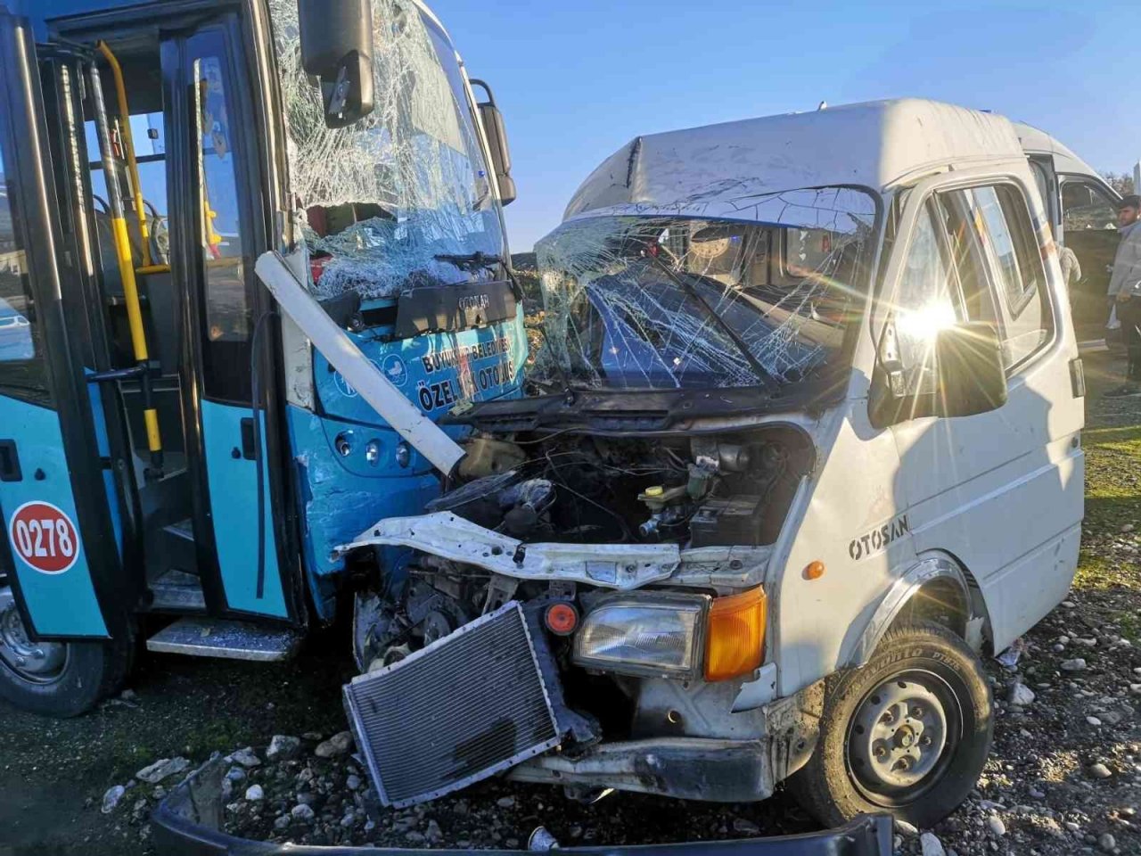 Kahramanmaraş’ta halk otobüsü ile minibüs çarpıştı: 1 ölü, 4 yaralı
