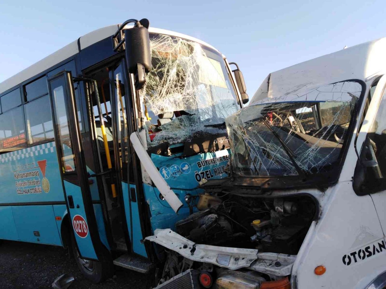 Kahramanmaraş’ta halk otobüsü ile minibüs çarpıştı: 1 ölü, 4 yaralı