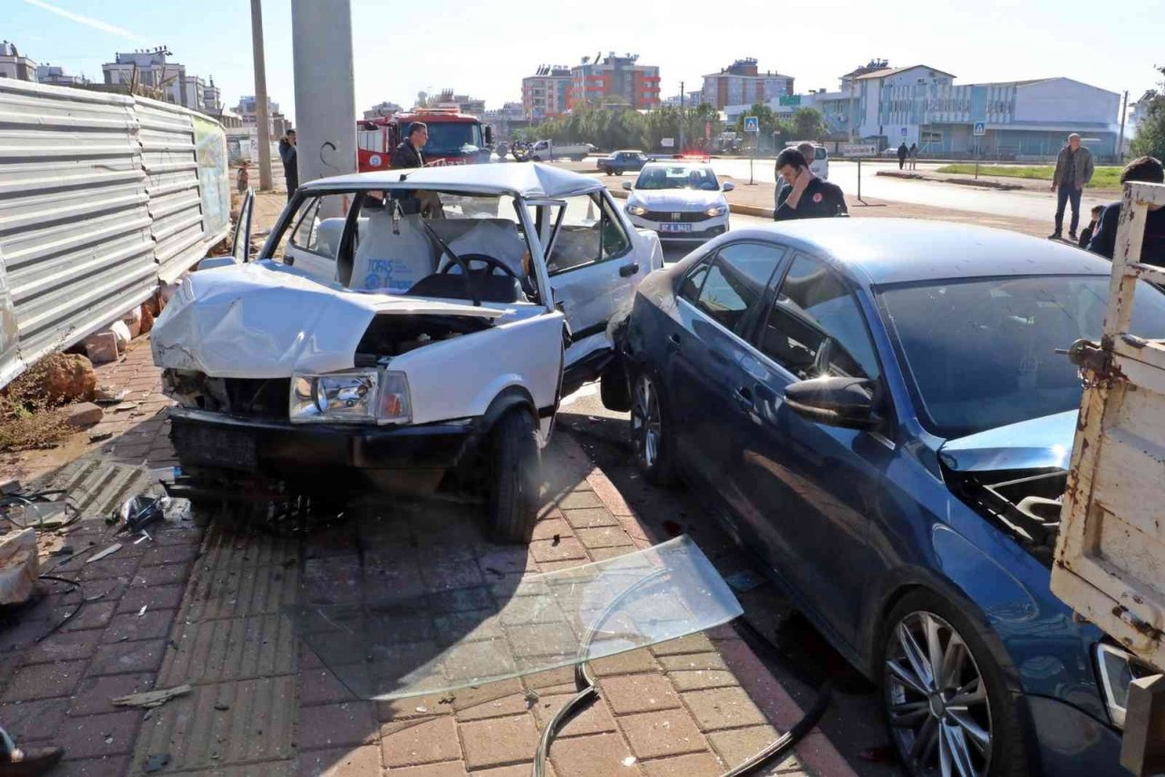 Direksiyon hakimiyetini kaybedince zincirleme kazaya neden oldu: 1 yaralı