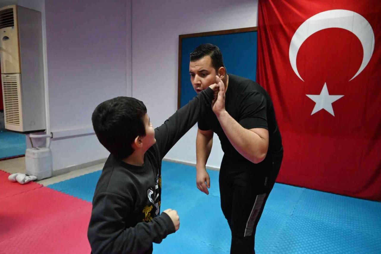 Düğün salonu gençler için spor salonuna dönüştürüldü