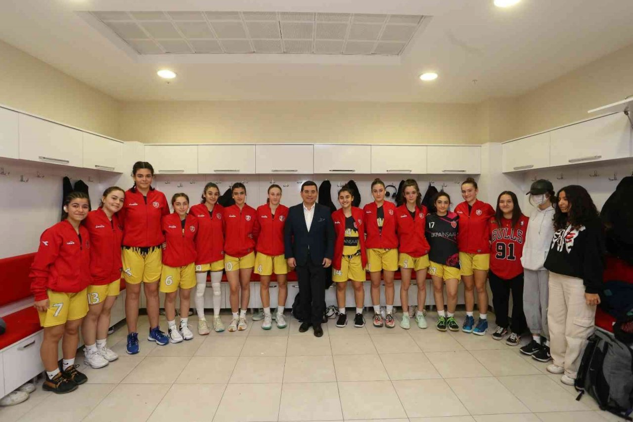 Tütüncü’den kız basketbol takımına destek sözü