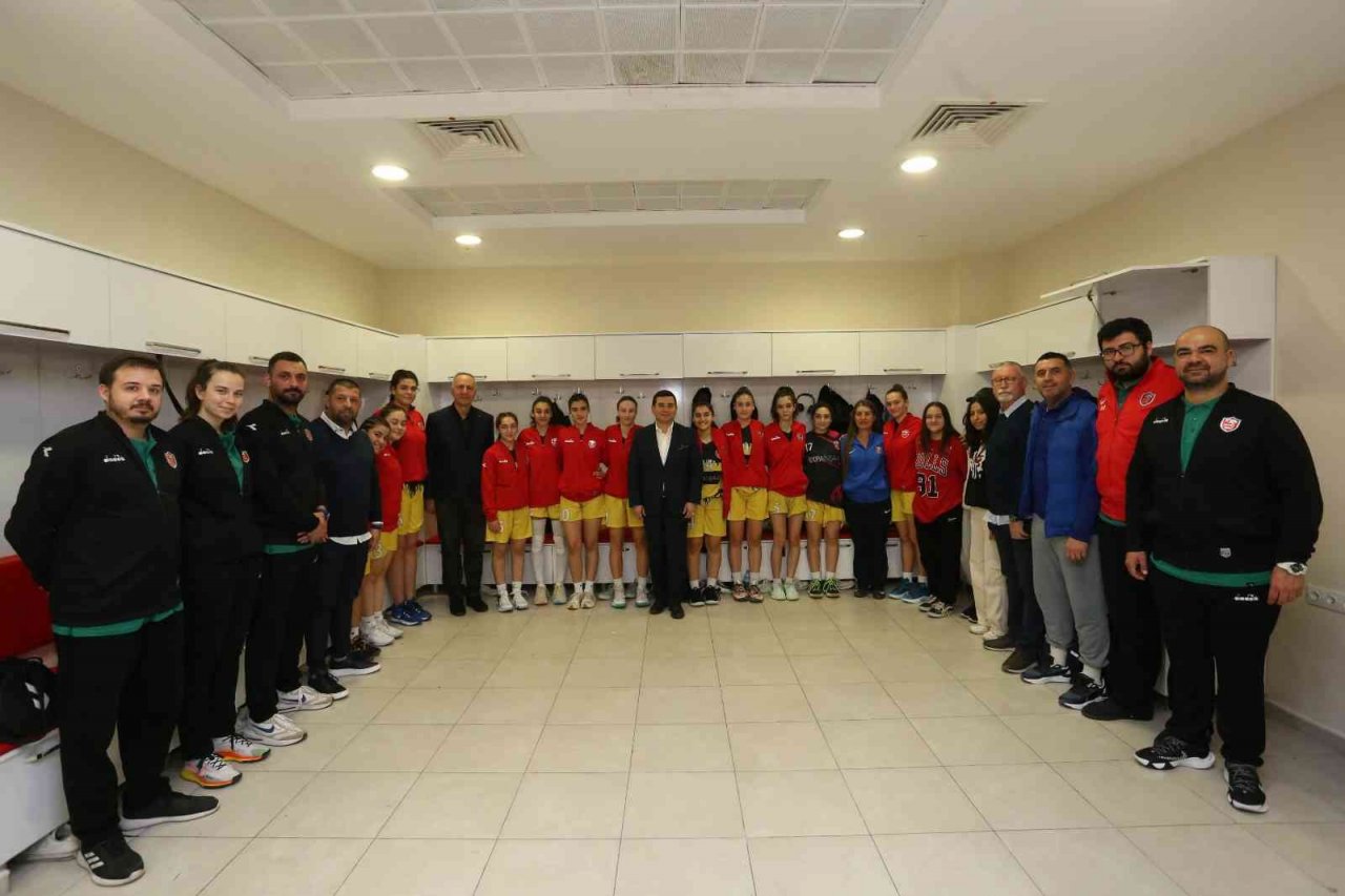 Tütüncü’den kız basketbol takımına destek sözü