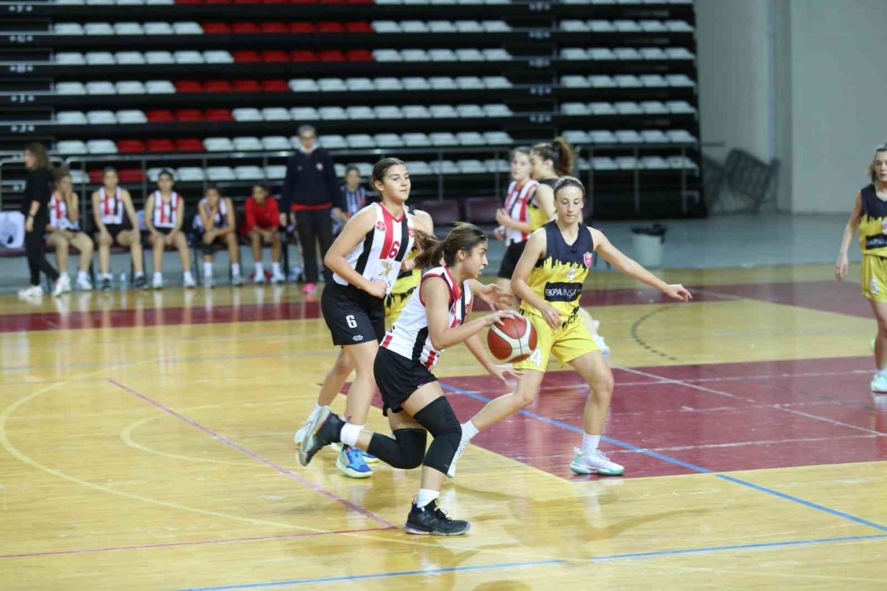 Tütüncü’den kız basketbol takımına destek sözü