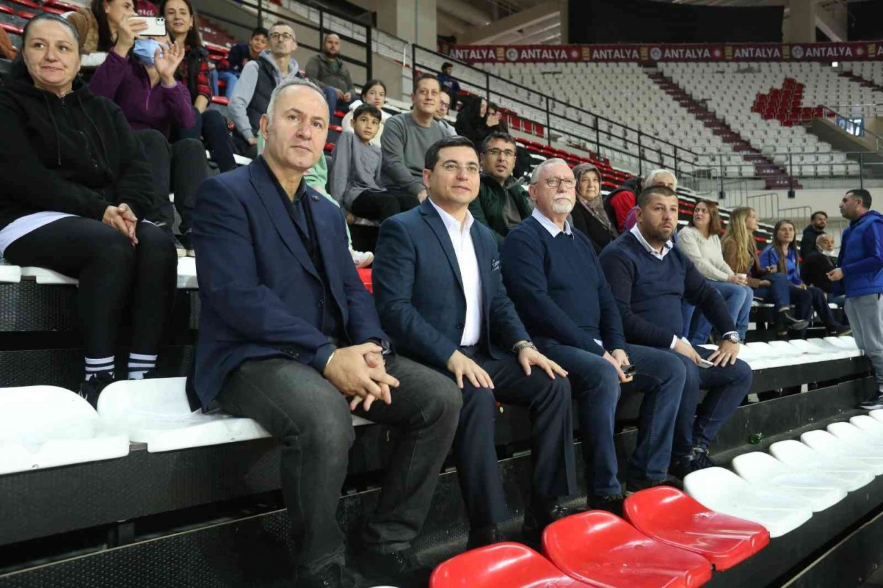 Tütüncü’den kız basketbol takımına destek sözü