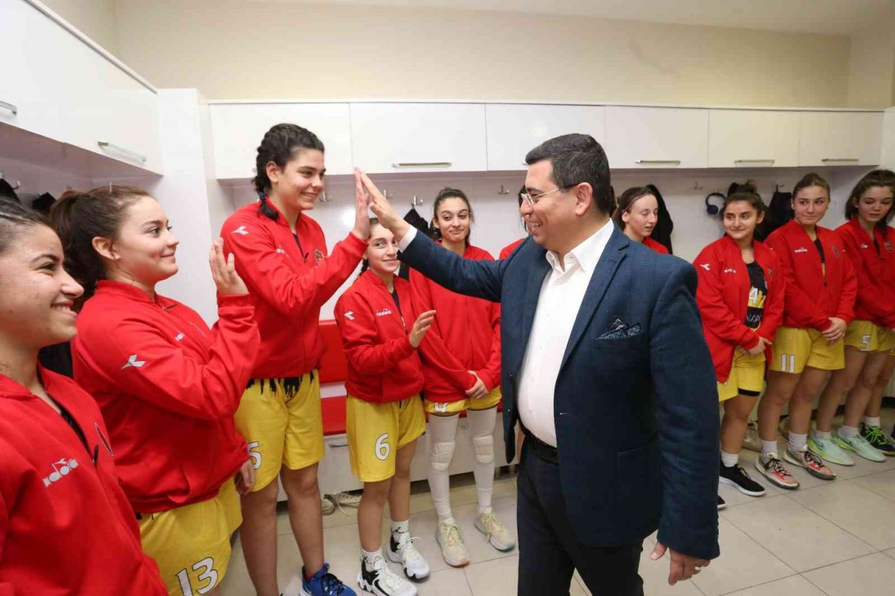 Tütüncü’den kız basketbol takımına destek sözü