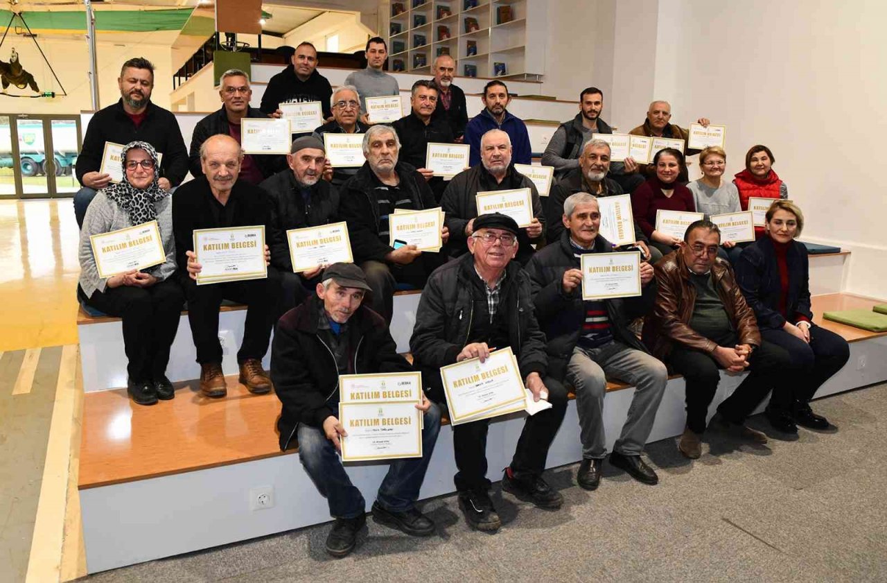 Üreticilere budama eğitimi verildi