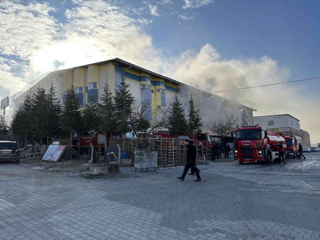 İş yerinin kazan dairesindeki yangın büyümeden söndürüldü
