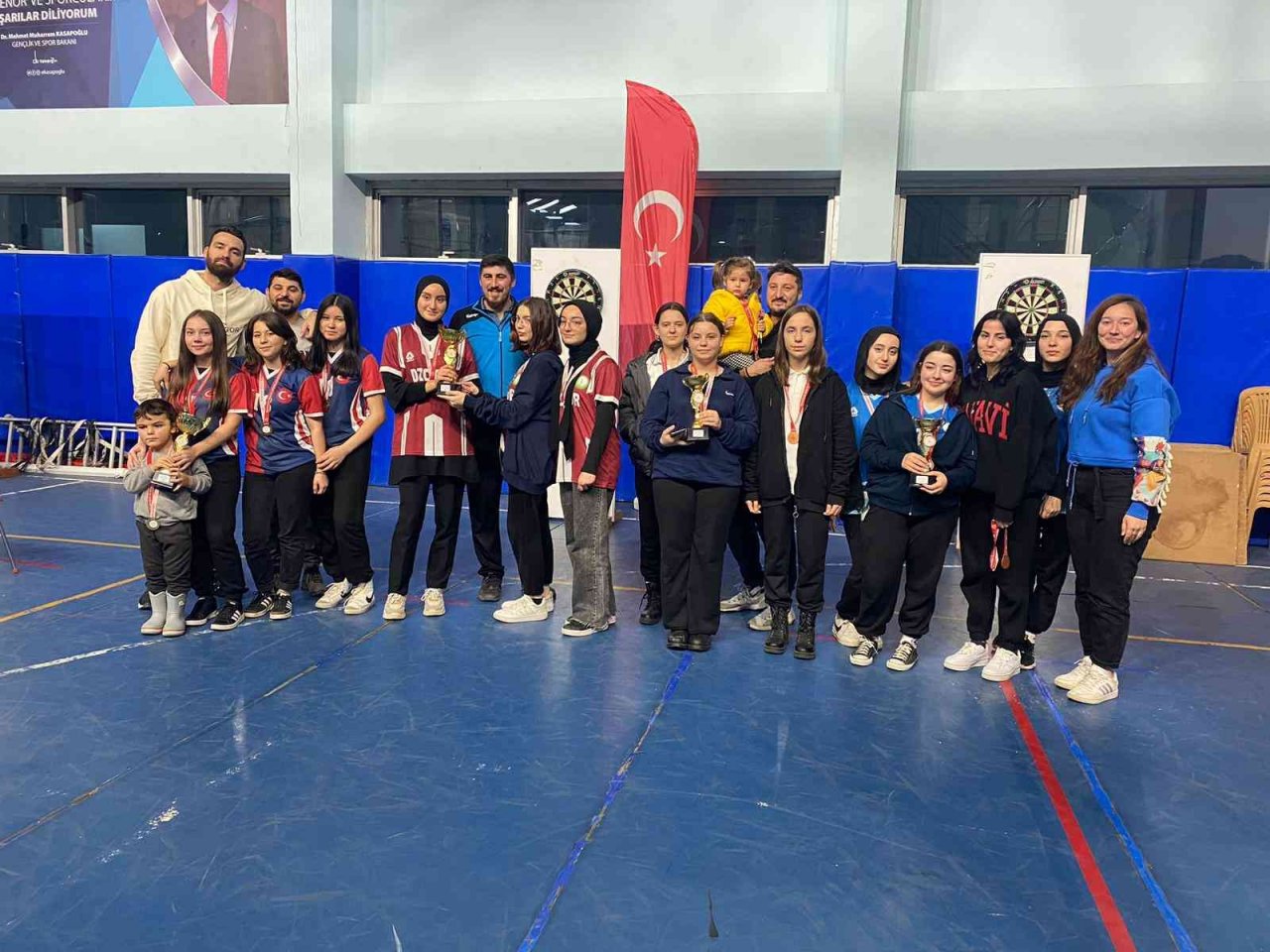 Gençler dart müsabakaları yapıldı