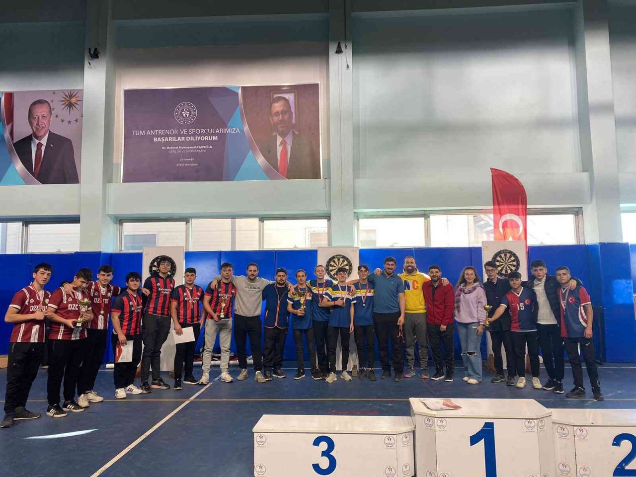 Gençler dart müsabakaları yapıldı