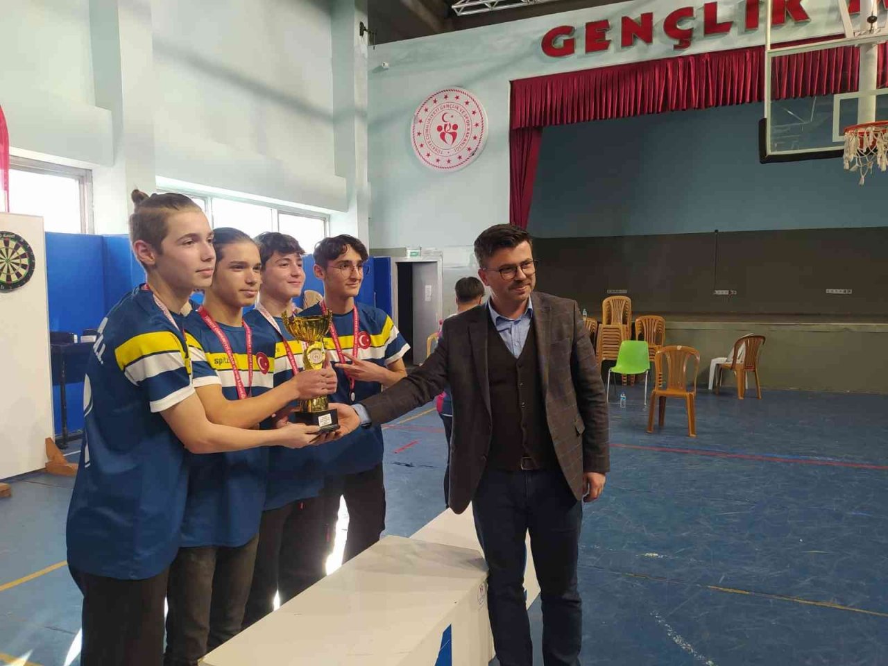 Gençler dart müsabakaları yapıldı