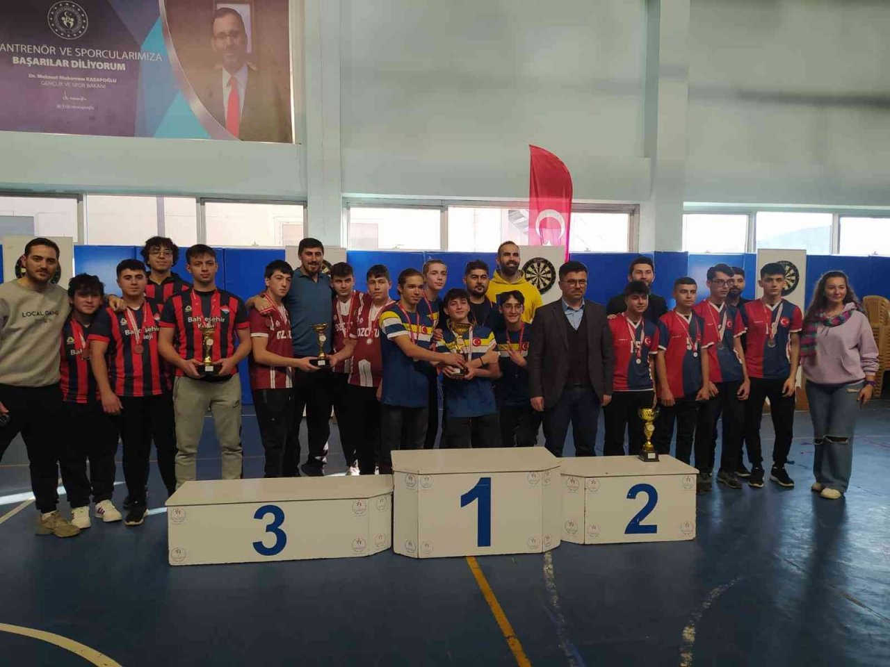 Gençler dart müsabakaları yapıldı