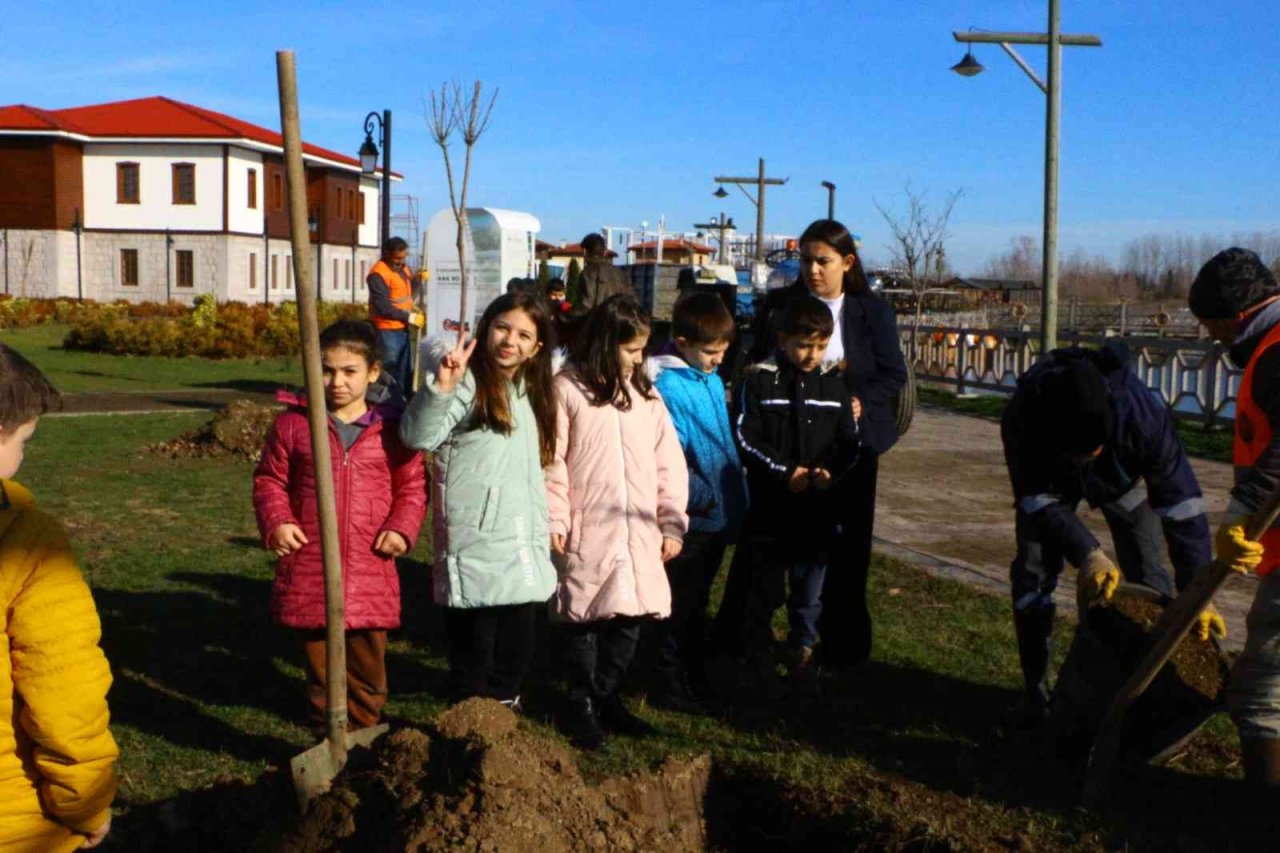 Üniversite öğrencileri, miniklerle birlikte fidan dikti