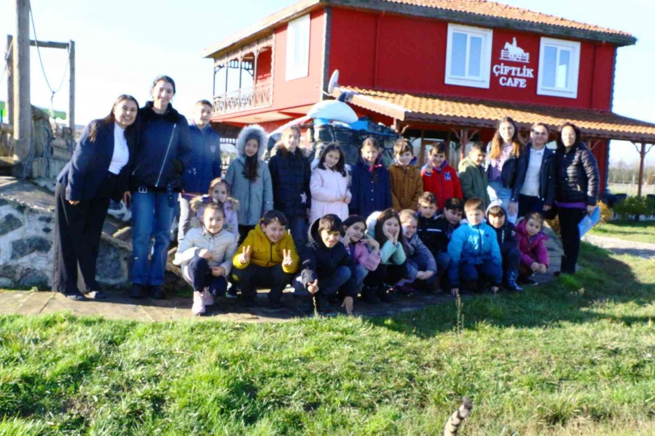 Üniversite öğrencileri, miniklerle birlikte fidan dikti