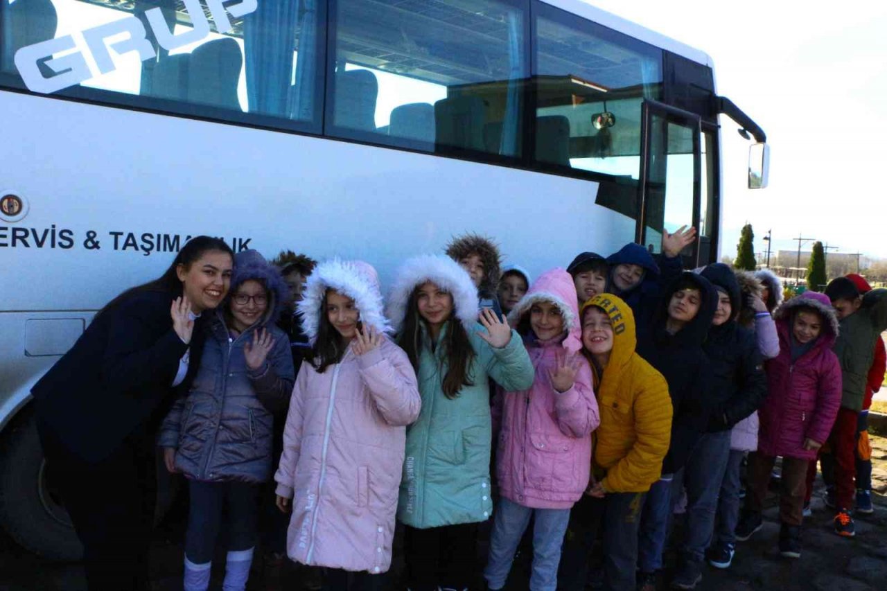 Üniversite öğrencileri, miniklerle birlikte fidan dikti