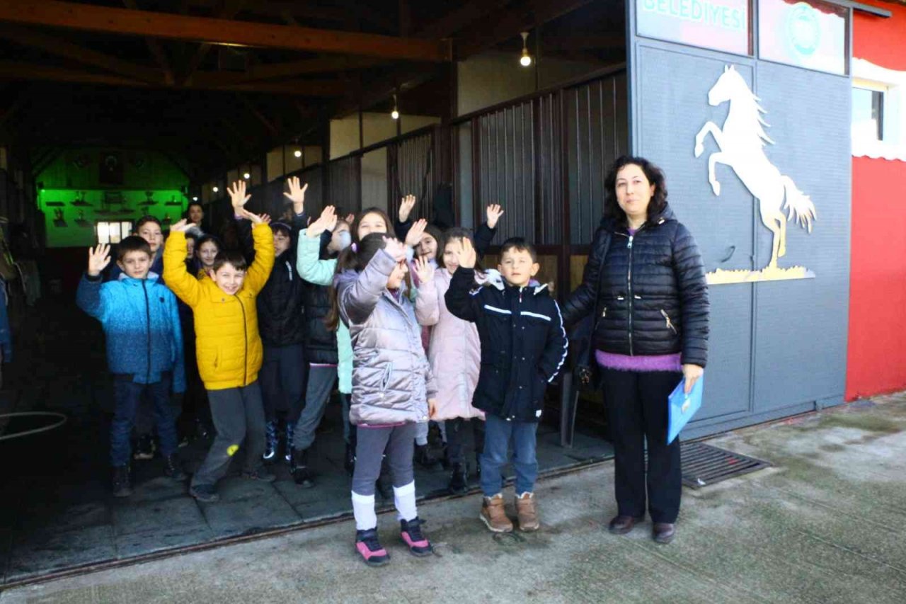 Üniversite öğrencileri, miniklerle birlikte fidan dikti